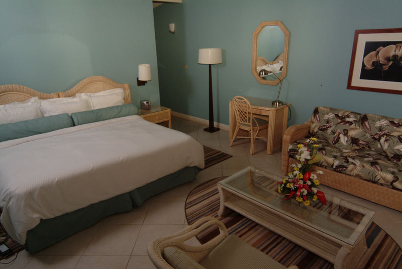 Trade Winds Hotel Dickenson Bay Exteriör bild